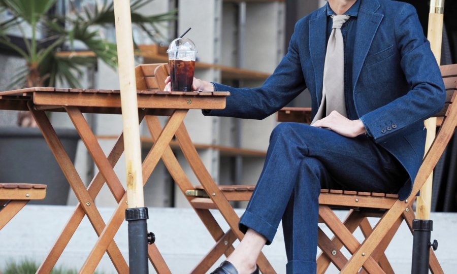 春夏におすすめのライトオンスデニムスーツをオーダーで軽く着こなす方法