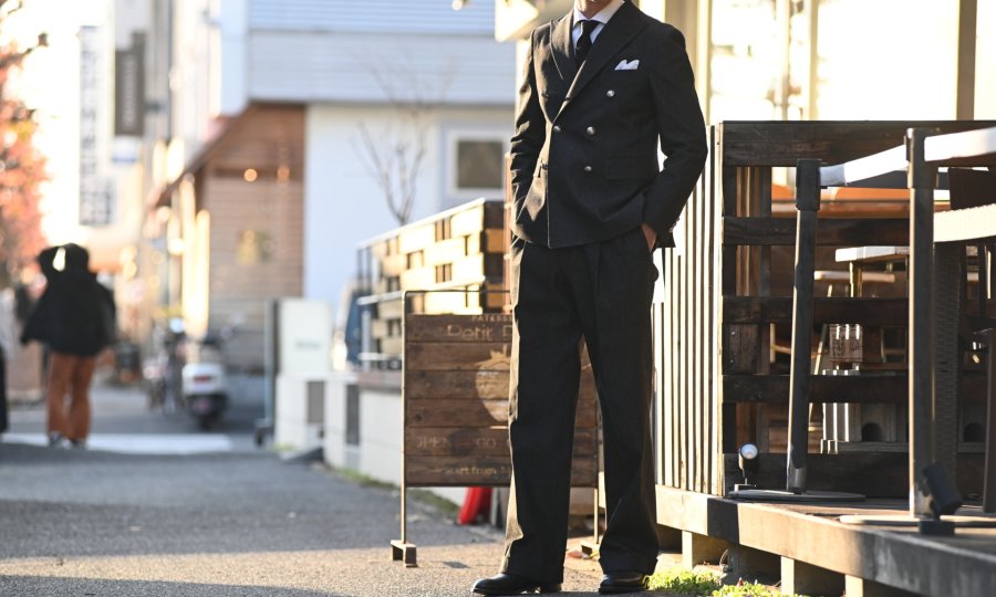 ブラックデニムスーツはダブル仕立てで決まり！大人の新定番スタイル