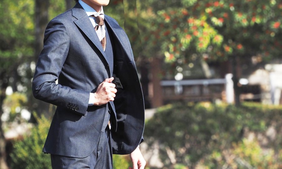 初めての結婚式参列でも安心！デニムスーツはあり？男性ゲストの服装マナーとおしゃれな選び方
