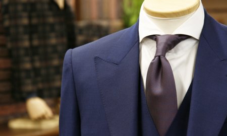 スーツのシワや汚れに対する対処法：クリーニングに頼りすぎないケア方法と注意点