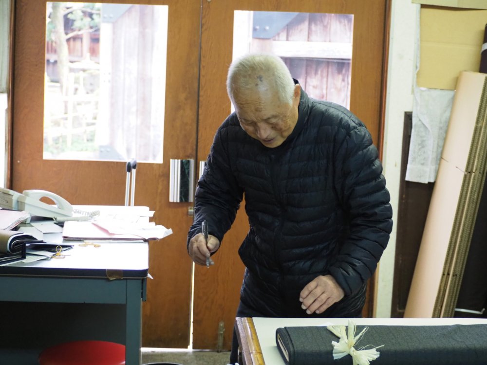 店頭の現品生地は私どもの買い付け活動の証です。