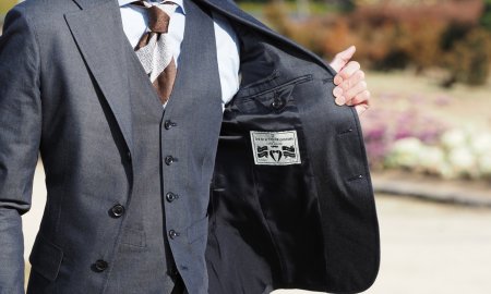 デニムスーツを長持ちさせる！クリーニングで色落ち＆型崩れを防ぐ方法