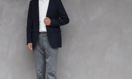 夏のノーネクタイ×ジャケット、だらしなく見えないVゾーンの作り方